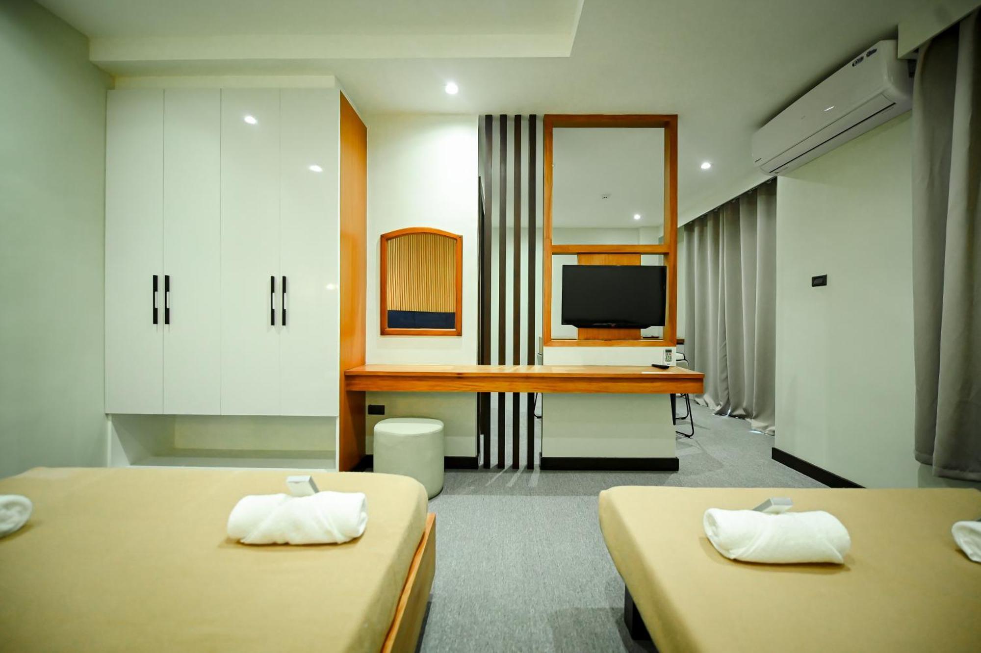 Blue Harbor Hotel Calapan Luaran gambar